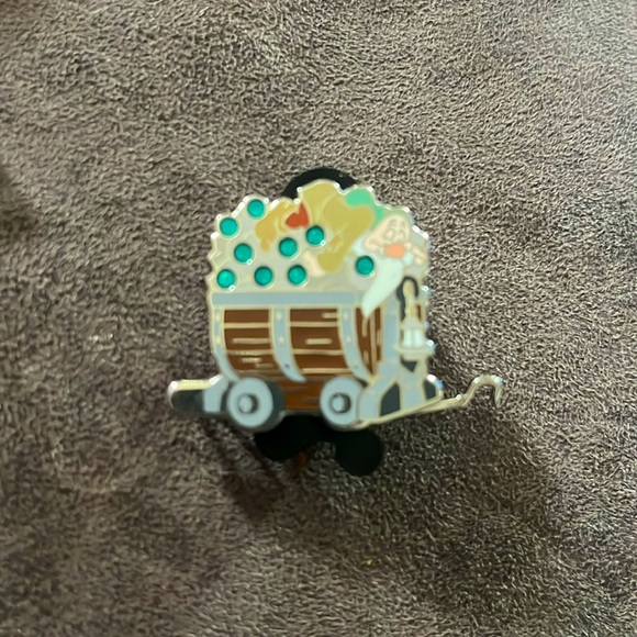 Disney seven dwarfs 2 train trading pins - Picture 3 of 3